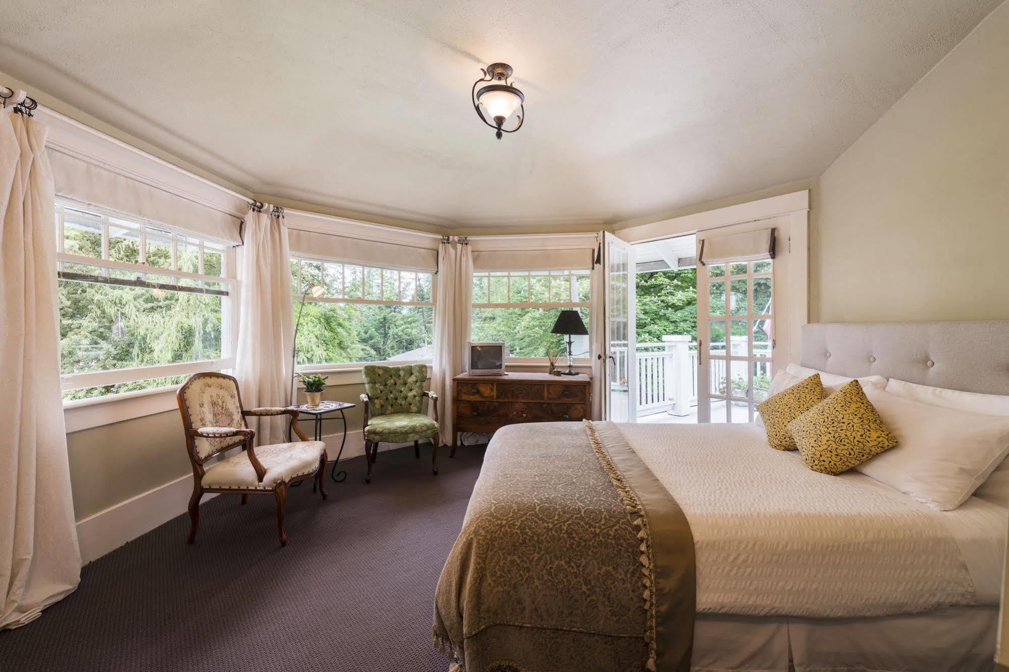 Deluxe Queen Room