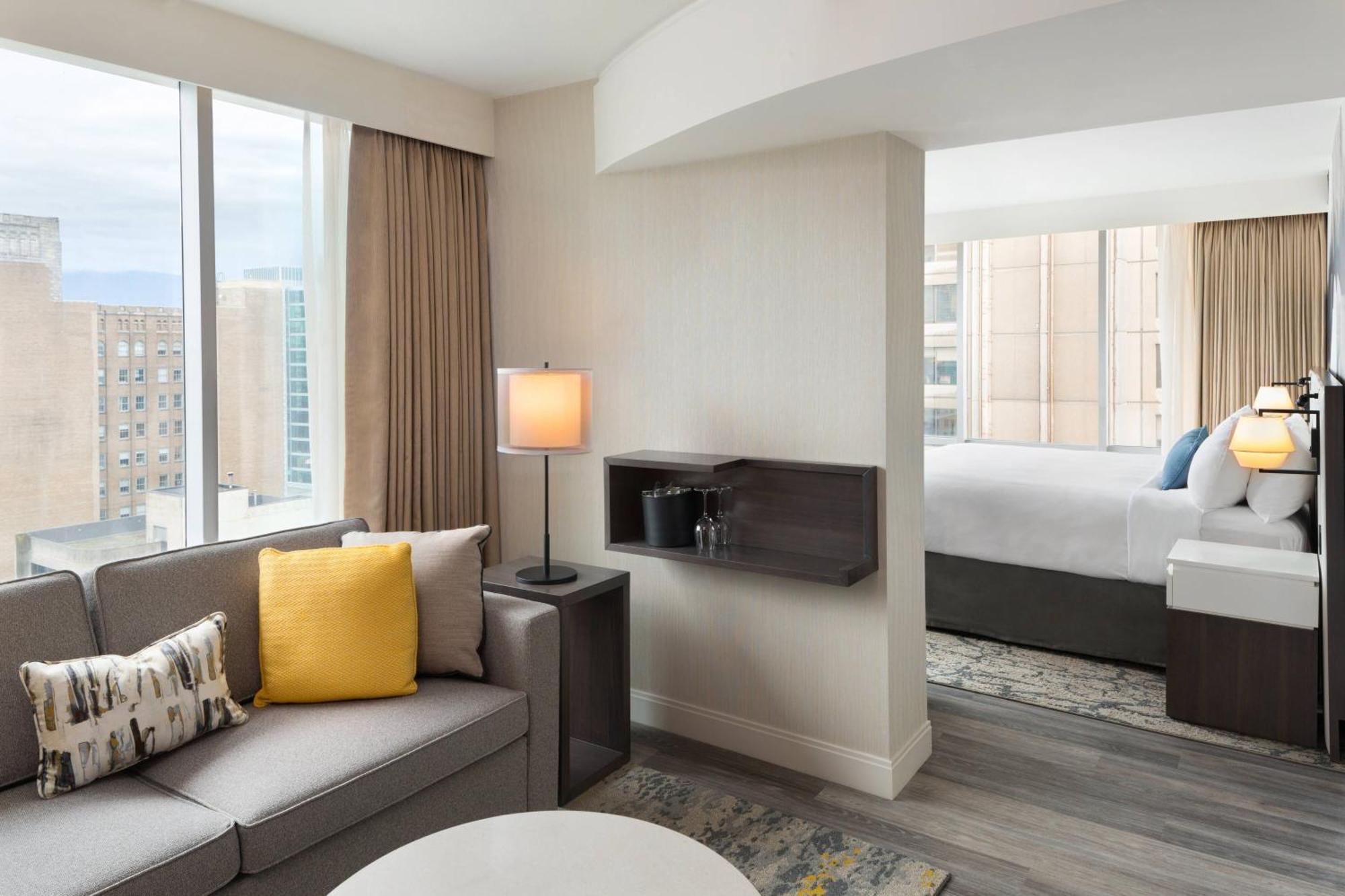 Suite d’Angle Deluxe 1 lit King Size et Canapé-Lit - Vue sur Ville