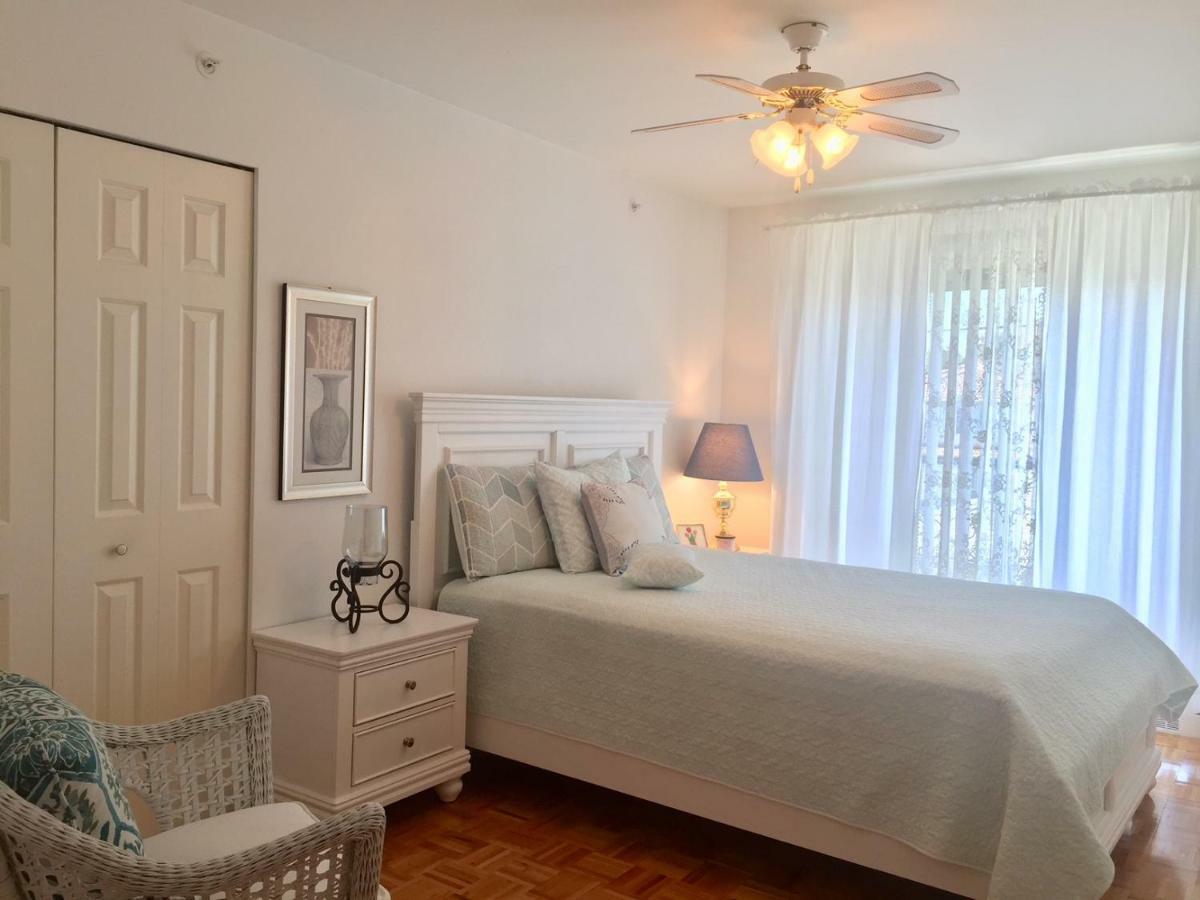 Queen Room with Shared Bathroom,878610416:JPEG