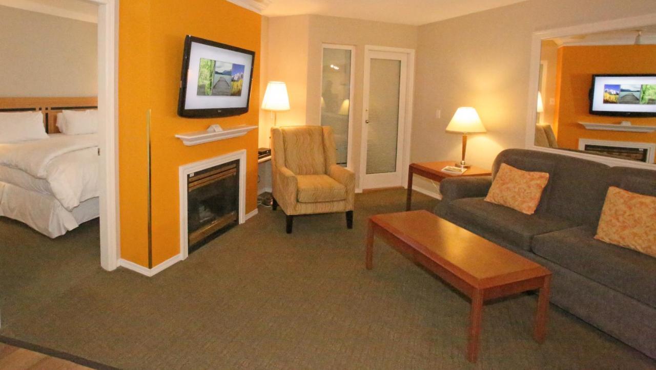 One-Bedroom Suite Den,925491985:JPEG