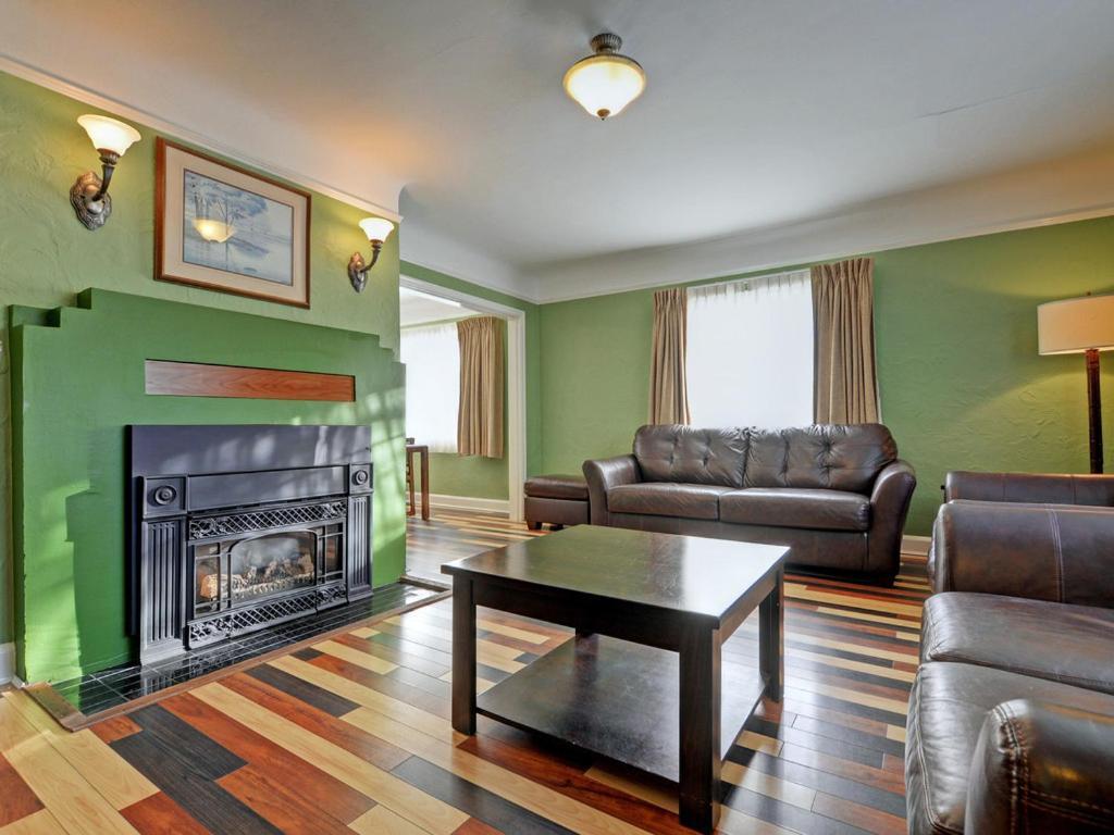 Two-Bedroom Cottage,1024593808:JPEG