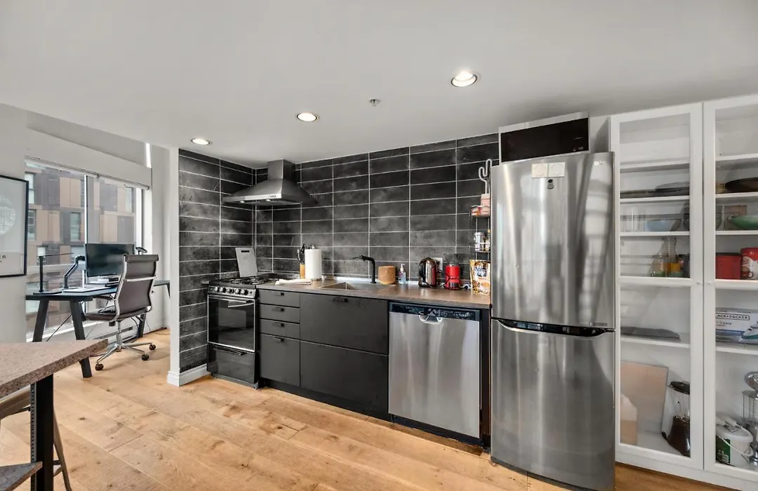 Rare Find Loft With Full Kitchen At Heart Of Downtown-1