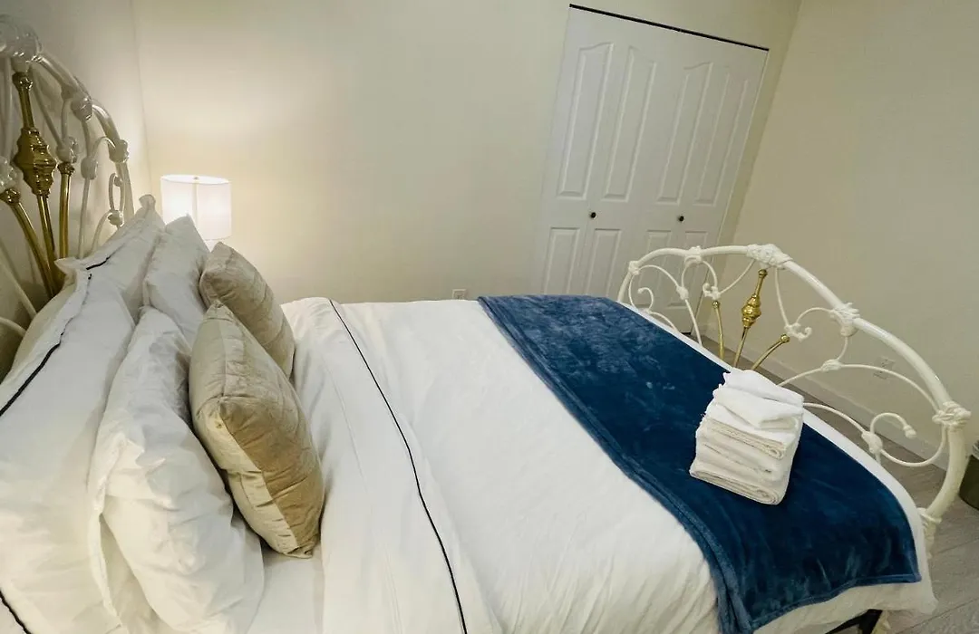 Adorable 2-Bedroom Basement In Vancouver-1