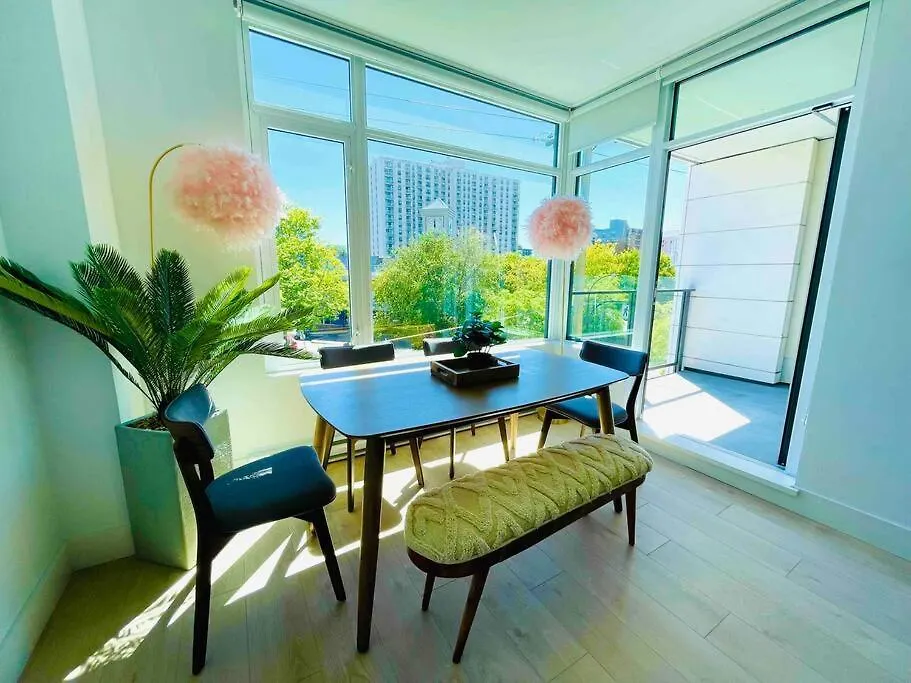 Lovely 2 Bedroom Downtown Suite With Free Parking-1