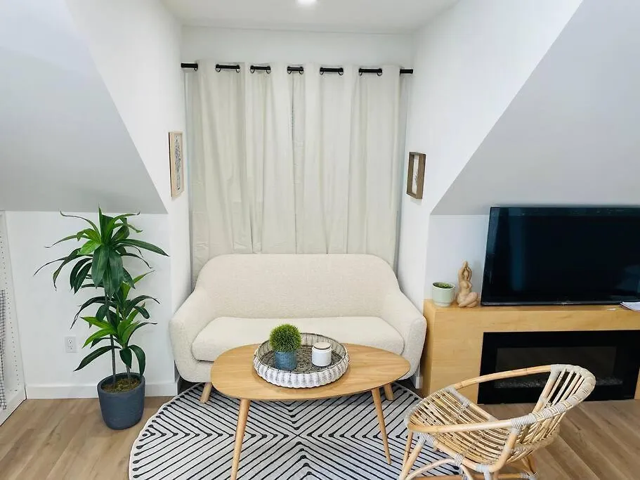 Stylish Cozy One Bedroom Studio With Free Parking-1