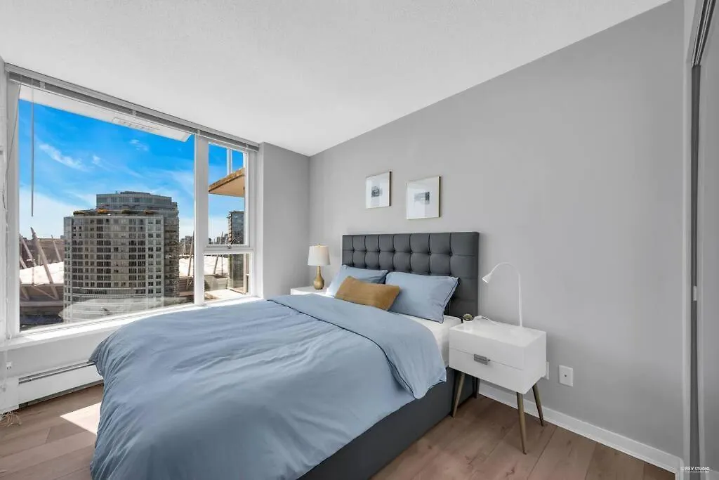 Spacious Dt 2-Bdr High-Rise With View, Pool, Gym-1