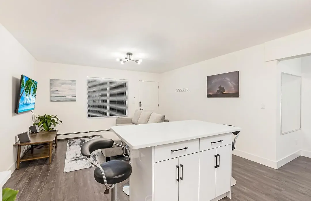 Merv'S Luxurious Suites-1
