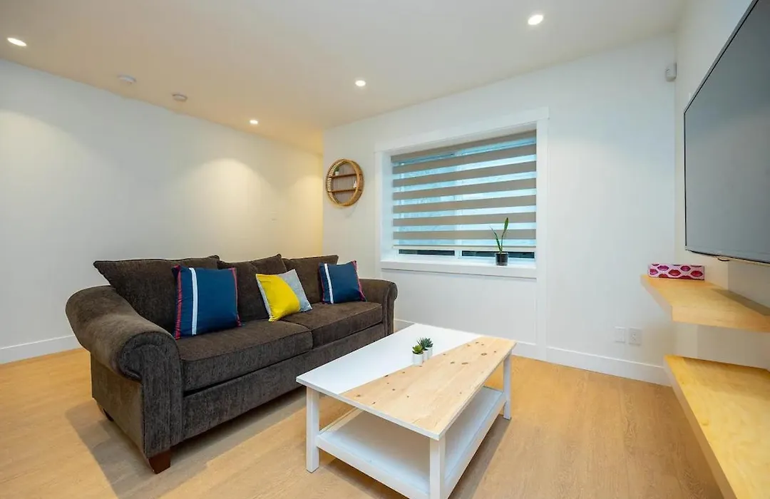 Executive South Surrey 1Br Bright Suite-1