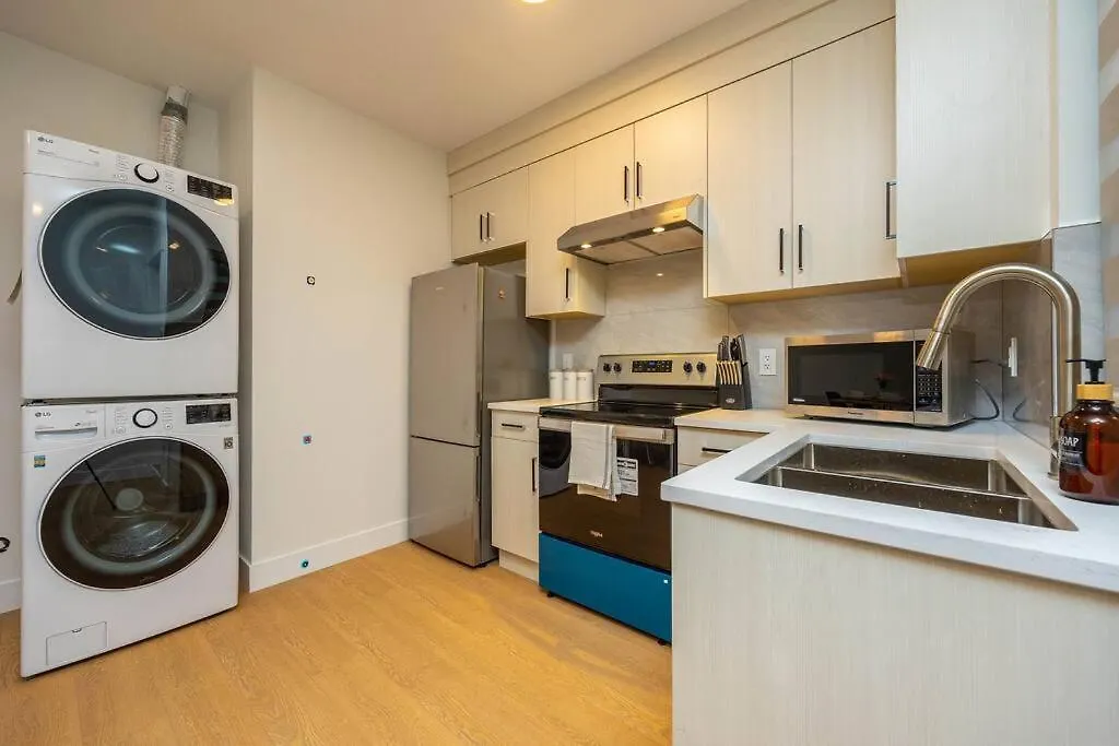 Private Bright 2 Bedroom South Facing Walkout Apt White Rock-1
