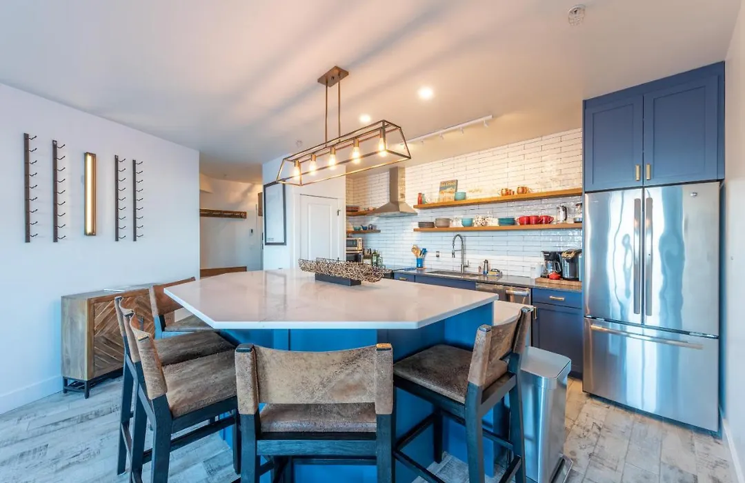 Fully Renovated Ski-In/Out Loft With Private Hot Tub!-1