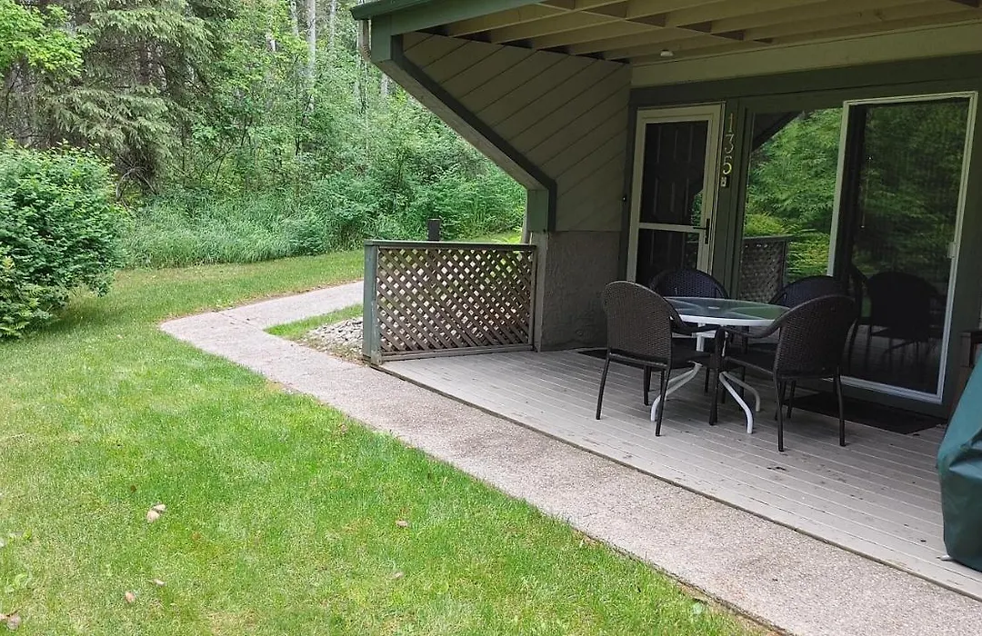 Akiskinook Resort: Lakeside Family Retreat with Diverse Amenities-1