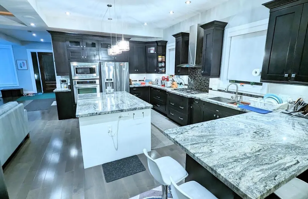 Spacious Ensuite Room Near Nature & Amenities-1
