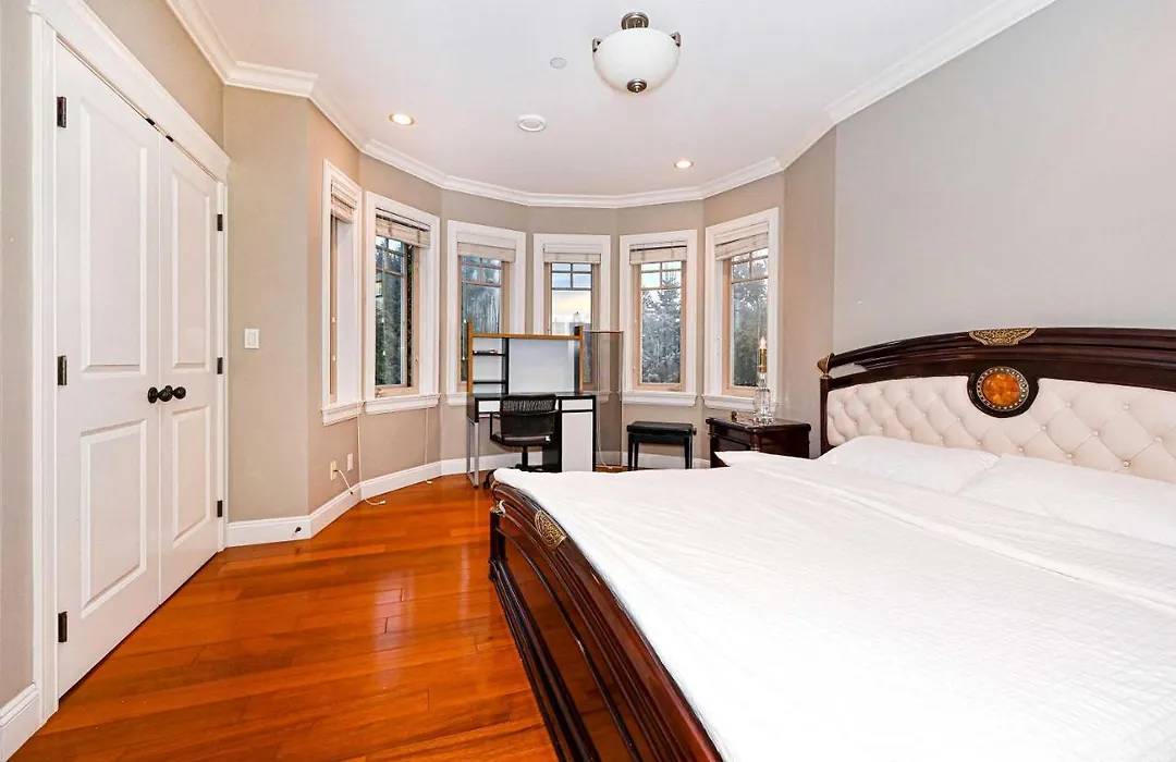 Cheerful 2-Bedroom Suite B+C In Vancouver-1