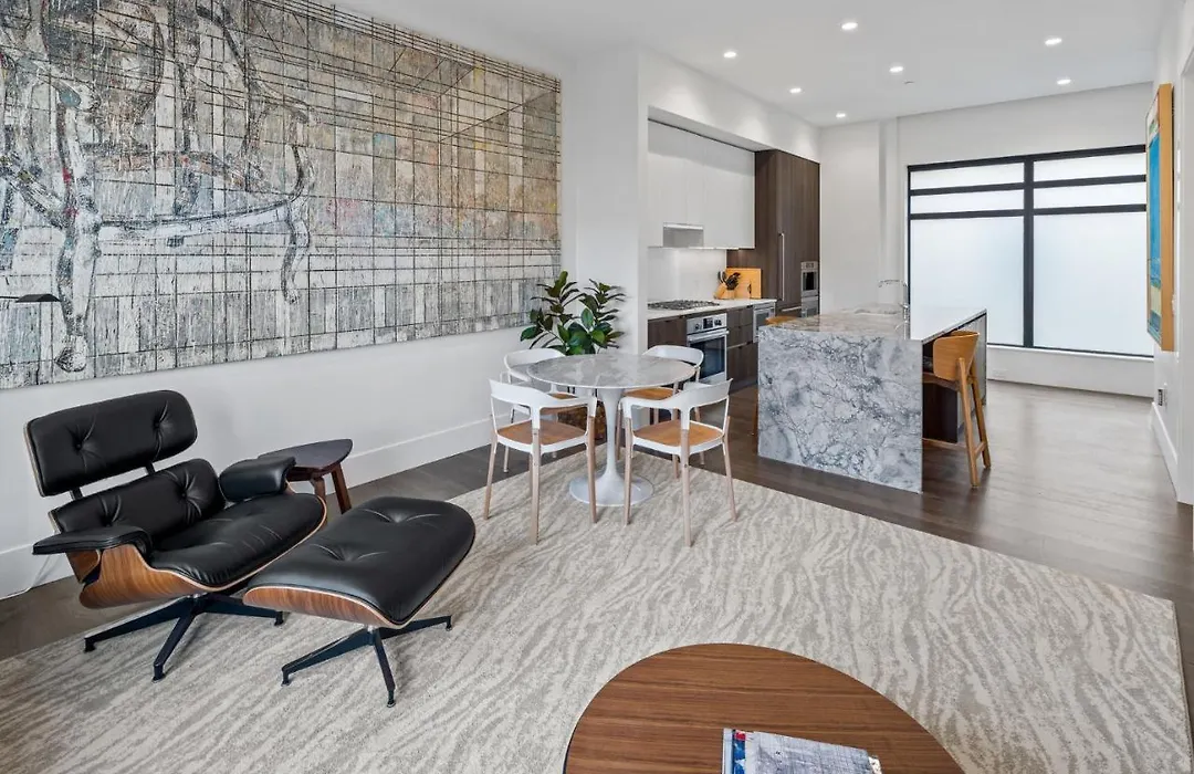 Customs House Gallery Suite By Iris Properties!-1