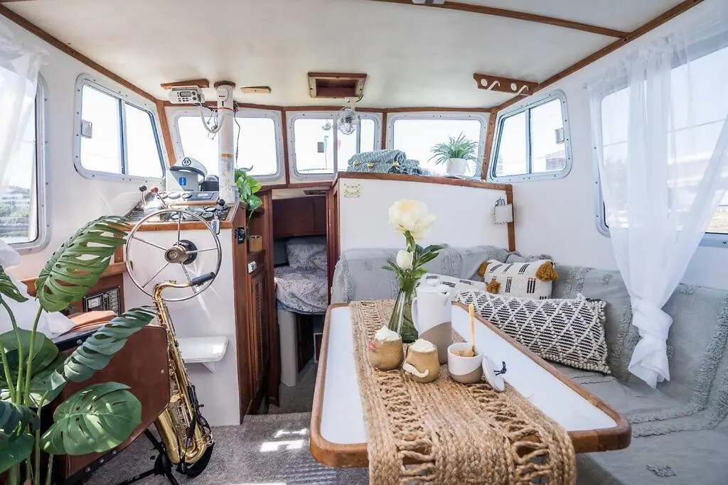 Quaint 2 Bed Trawler W/Rooftop Fire Pit-1