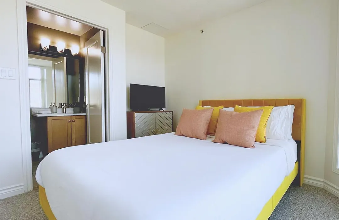 Downtown Waterfront Kelowna Oasis Newly Renovated 2Bed 2Bath-1