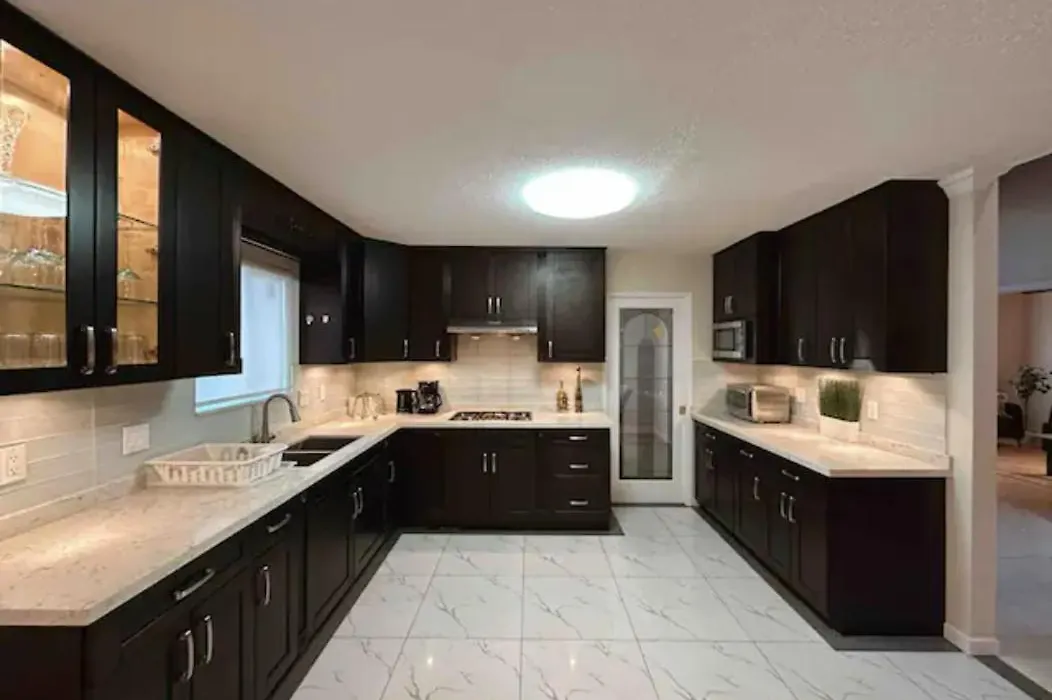 Spacious 8 Bedroom House In Vancouver With Free Parking, Fast Wifi And Jacuzzi-1