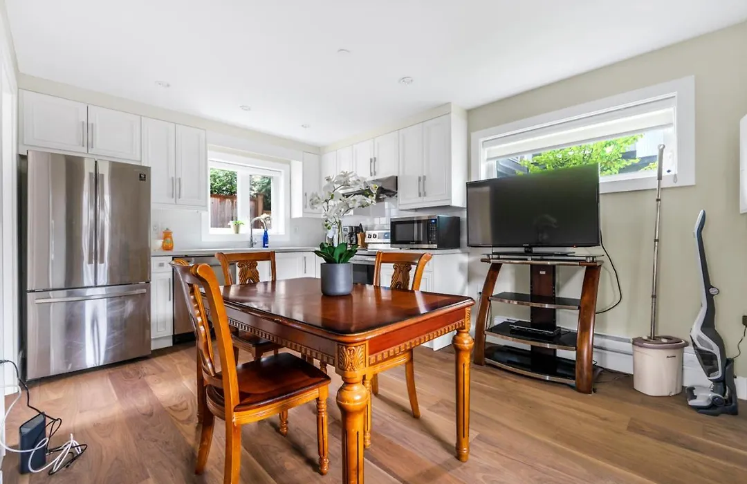 Cozy And Convenient 2Br Home Near Kitsilano Beach-1