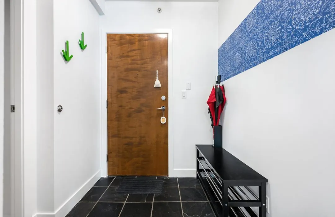 Bright 2 Bedroom Condo Downtown With Free Parking-1