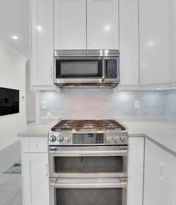 Family-Friendly, 3 Bed House - Private Backyard-Central Location-1