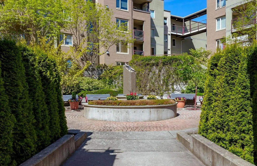 Deluxe 2 Bed 2 Bath And 5 Min Walk To Downtown And Seawalk-1