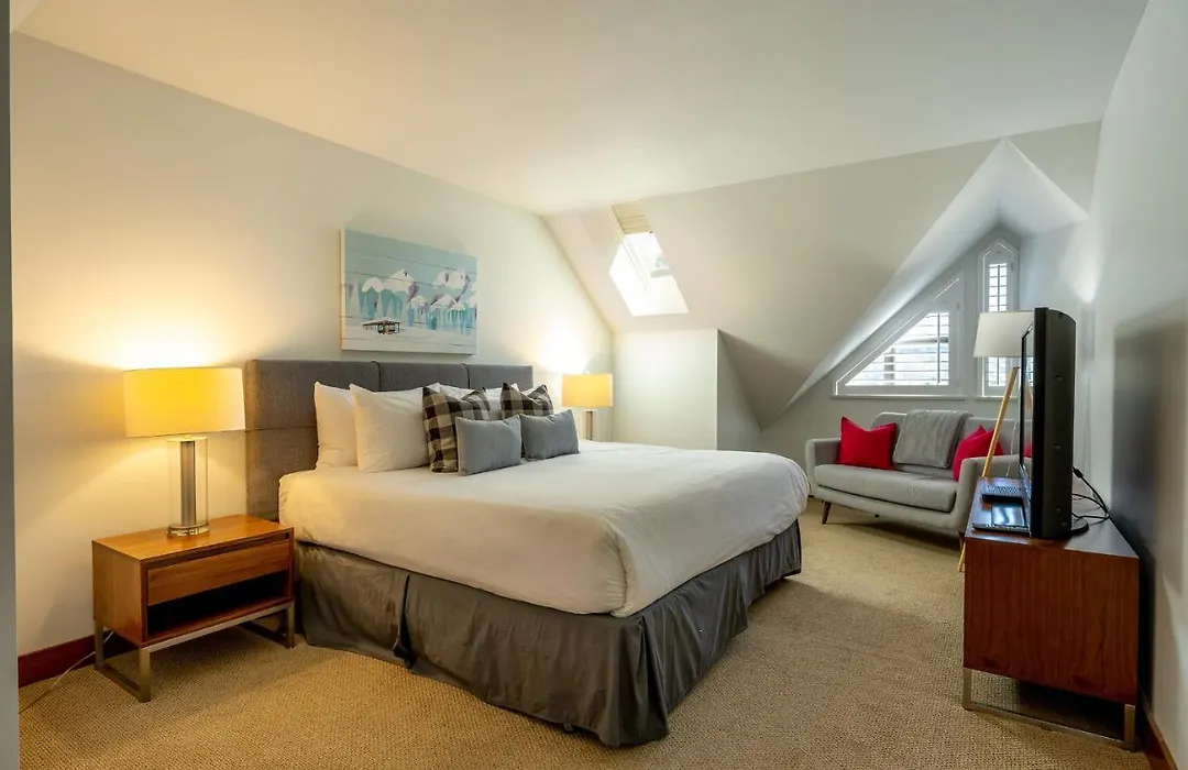 Elegant 4 Bedroom And Loft Whistler Getaway With Breathtaking Mountain Views!-1