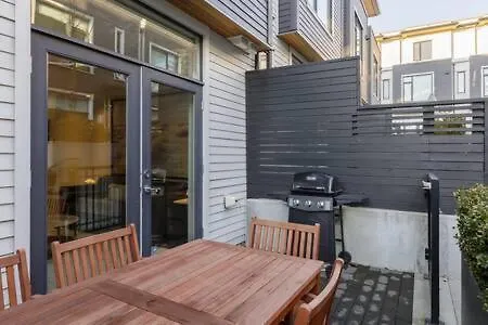 Luxury 3Br Th W Peloton-Central & Yvr I 2Parking-1