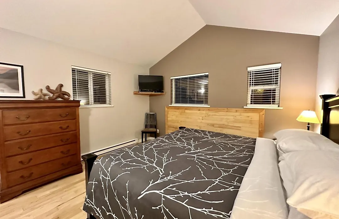 Cozy 2 Bedroom Waterfront Cottage With Hot Tub!-1