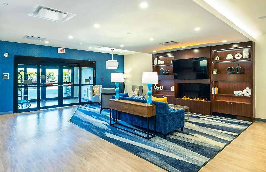 Comfort Suites Kelowna-1