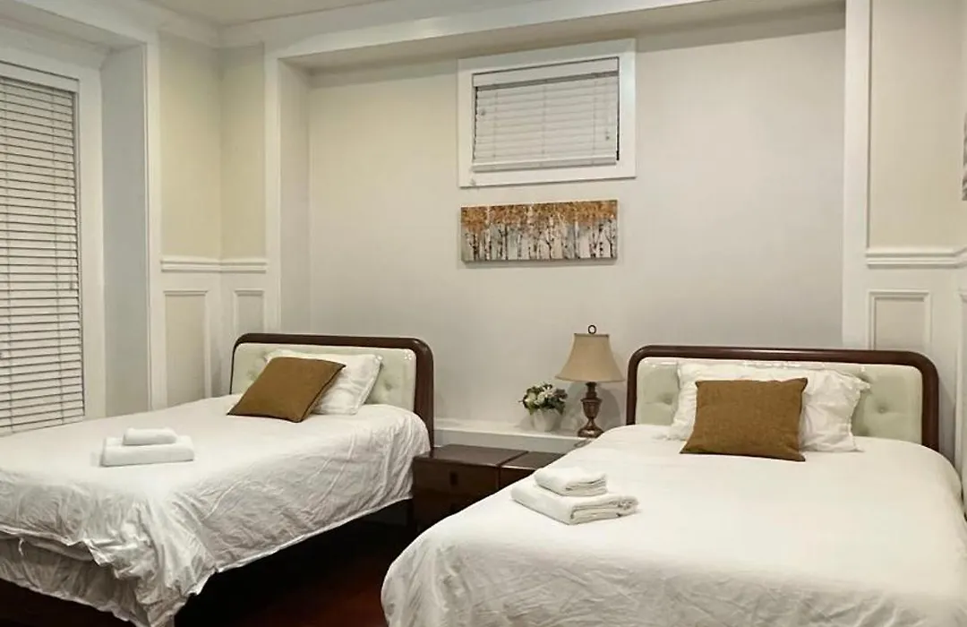 Luxurious Getaway In Vancouver-Private Room With Attached Bathroom-1