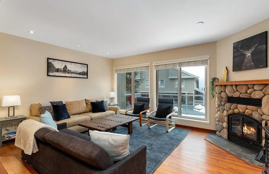 4Br In Blueberry Hill Estates, Lake View, Tranquil Setting, Gourmet Kitchen, Family Sized-1
