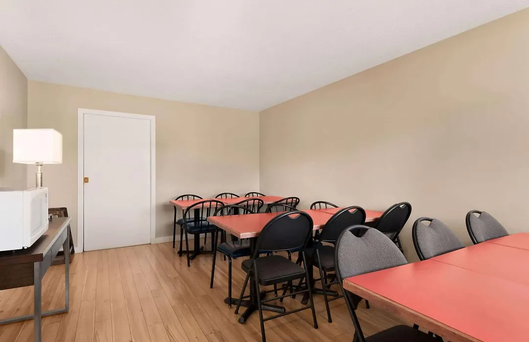 Travelodge By Wyndham Salmon Arm Bc-1
