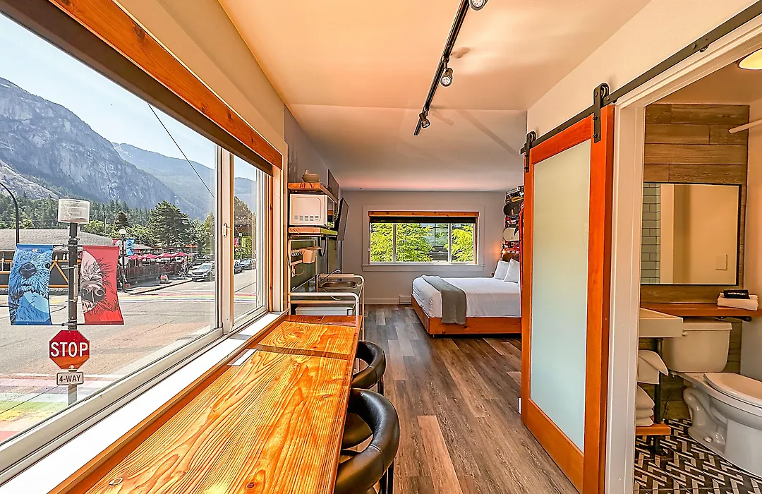 Crash Hotel Squamish-1