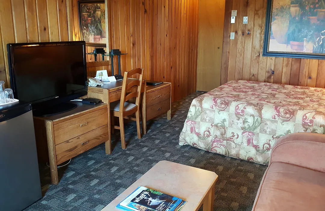 The Cedarwood Inn & Suites-1