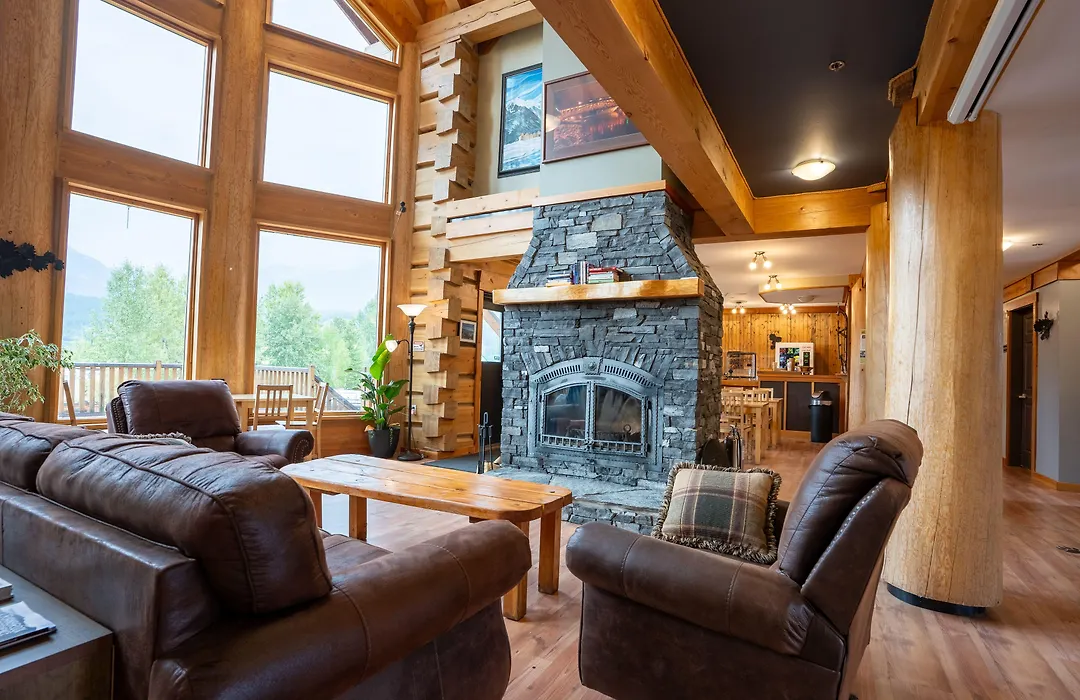 Basecamp Lodge Golden-1
