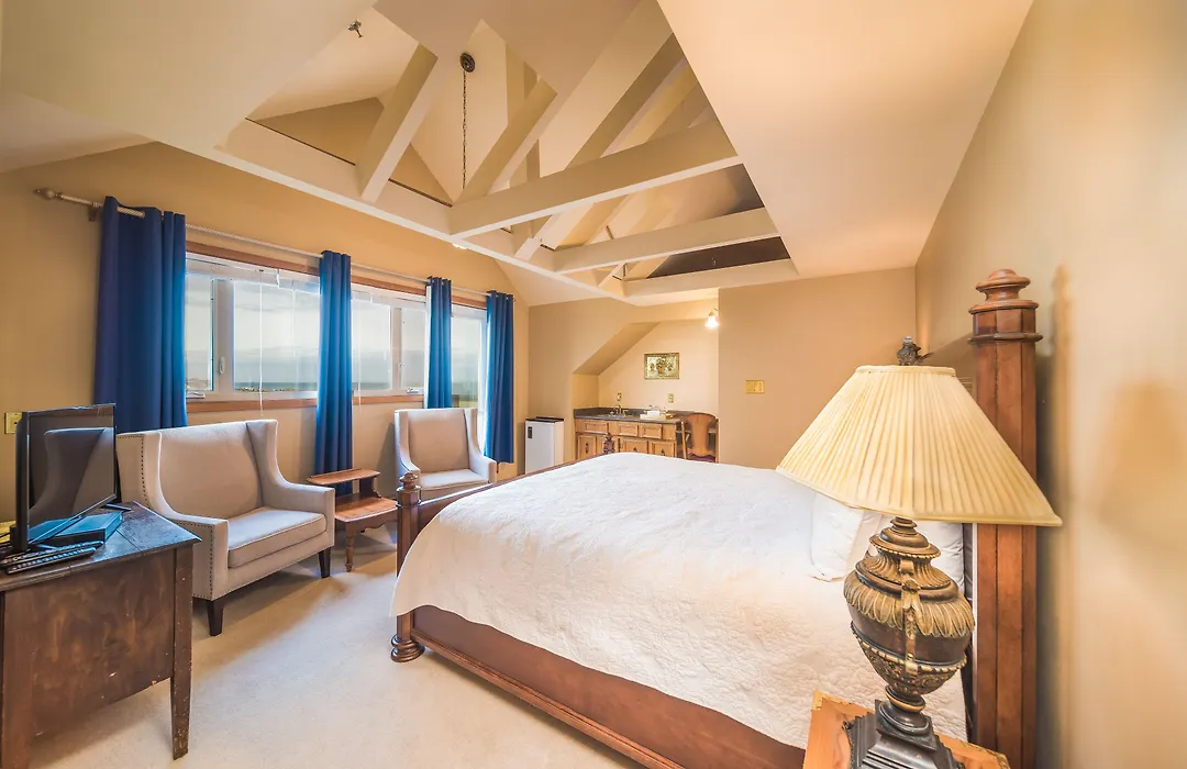 Dashwood Manor Seaside Bed & Breakfast-1