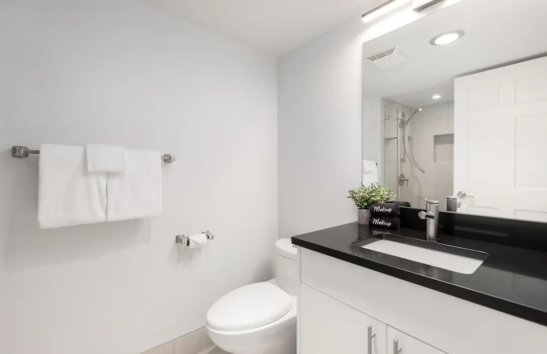 2Br In Gleneagle, Gourmet Kitchen, Newly Updated, Wood Burning Fireplace, Parking-1