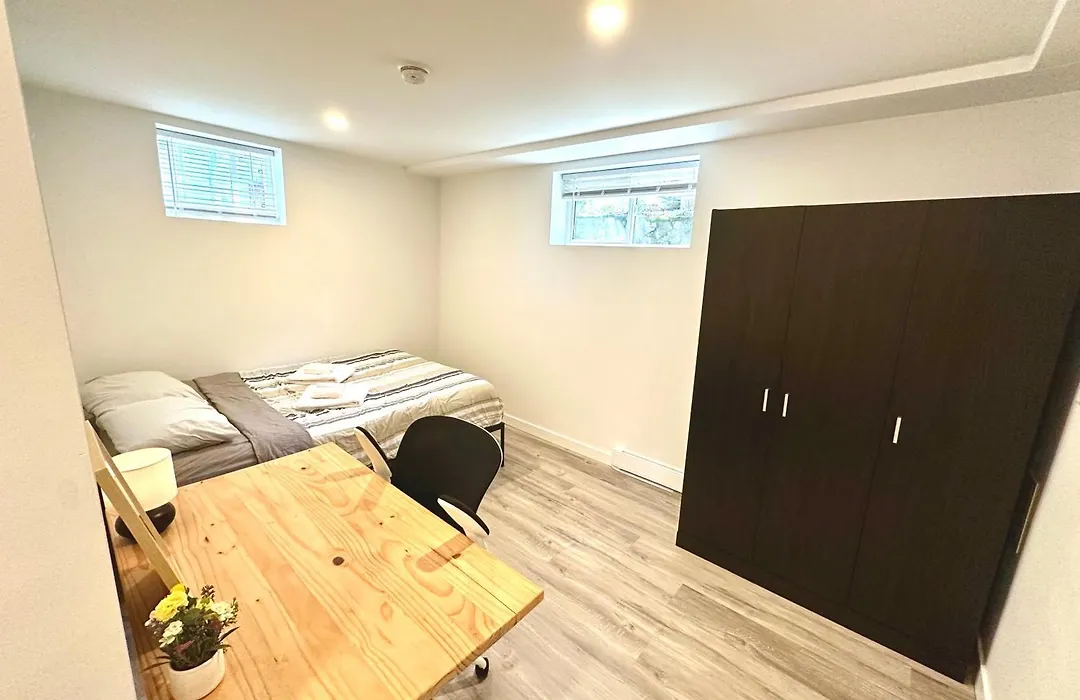 Modern Cozy Home W Free Parking- Close To Downtown & Beach-1