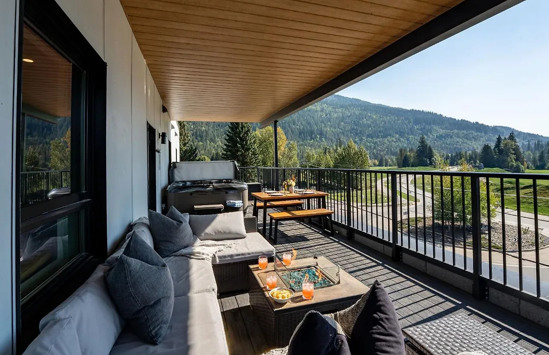 The Big Deck By Revelstoke Vacations-1