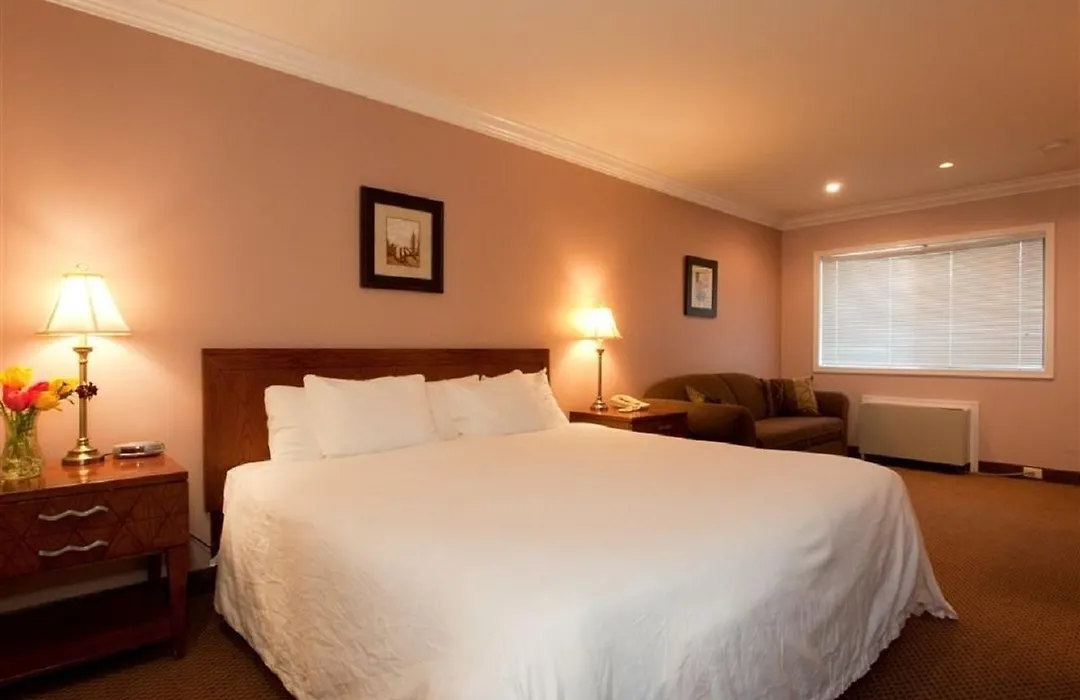 Travelodge By Wyndham Vancouver Lions Gate-1