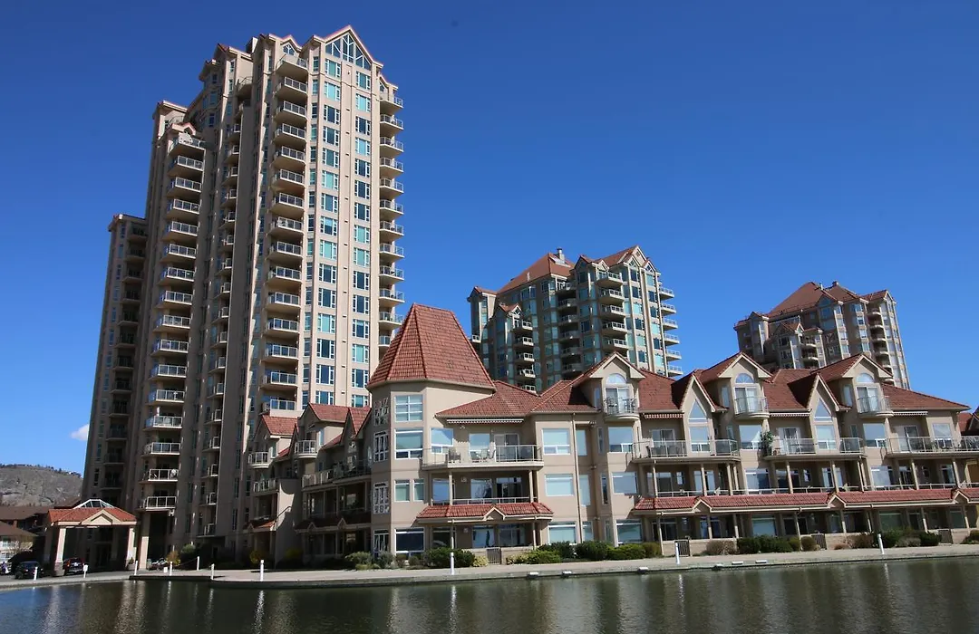 Sunset Waterfront Resort By Discover Kelowna Resort Accommodations-1