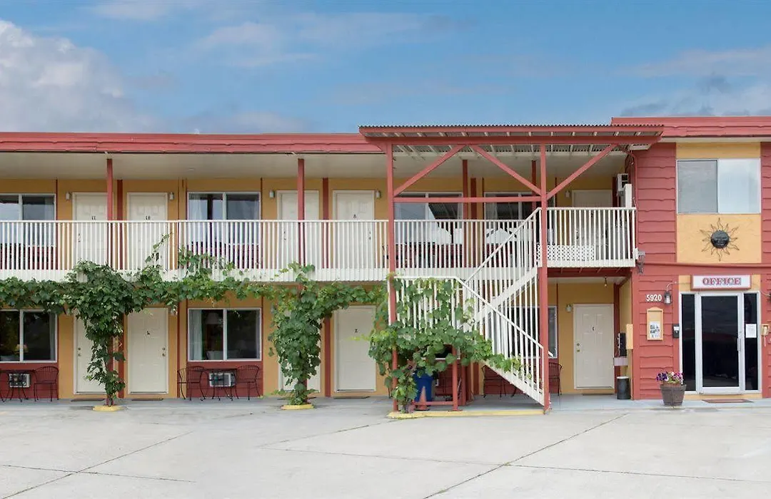 Maple Leaf Motel Inn Towne-1