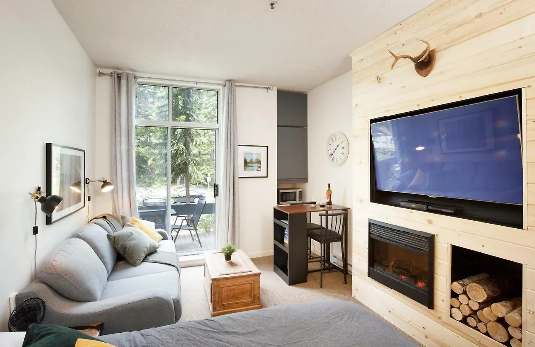 Impeccable Glacier Lodge Hotel Room W Pool+Hot Tub-1