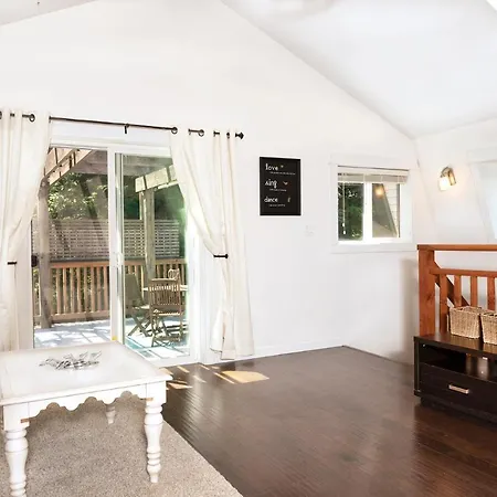Cedar Creek Cottage-3