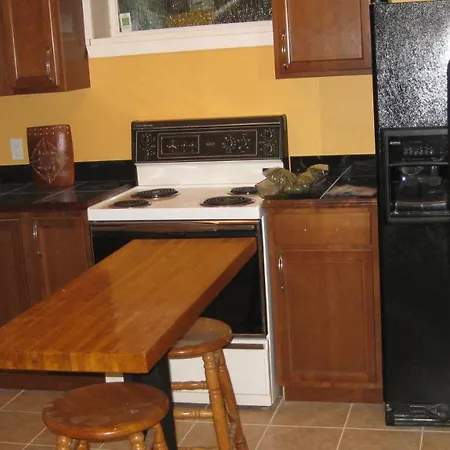 Surrey Chic 2 Bdrm Basement Unit-2