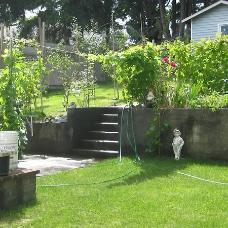 Surrey Chic 2 Bdrm Basement Unit-3