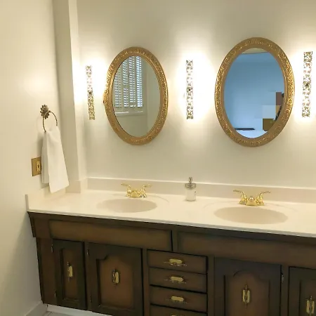 Vancouver West Luxury Suite-3