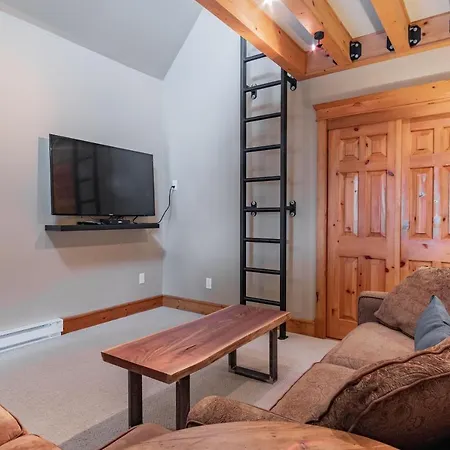 Wildwood Lodge By Outpost Whistler-2