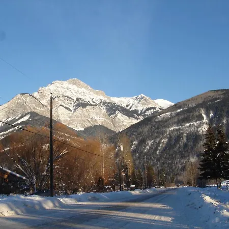 Kicking Horse Kabins-2