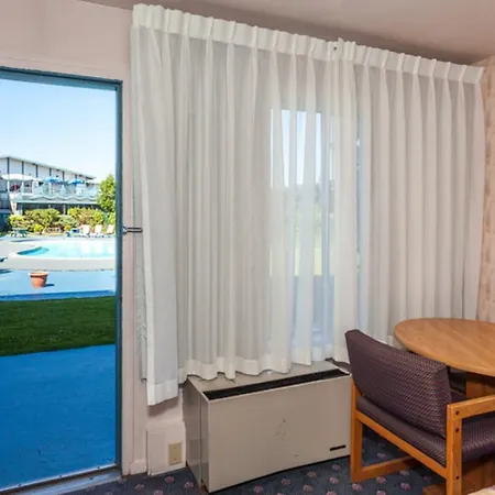 Howard Johnson By Wyndham Nanaimo Harbourside-2